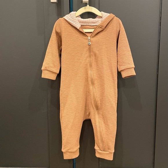 Junie Grey - Cutest little waffle jumpsuit with reindeer hoodie, size 12-18 mo - Picture 2 of 4